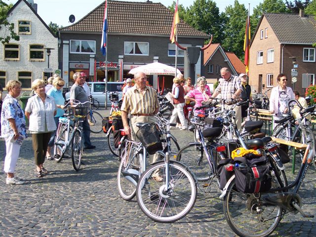 Gruppe Radfahrer auf dem Marktplatz in Kranenburg